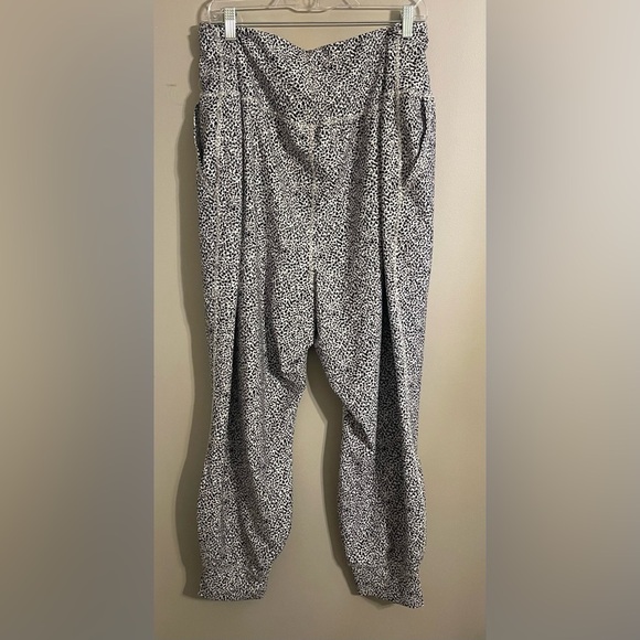 Old Navy Black and White Patterned Joggers NWOT - Picture 6 of 6